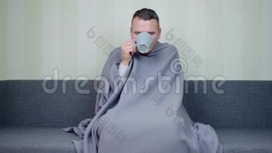 裹着毯子的病人喝一杯热茶
